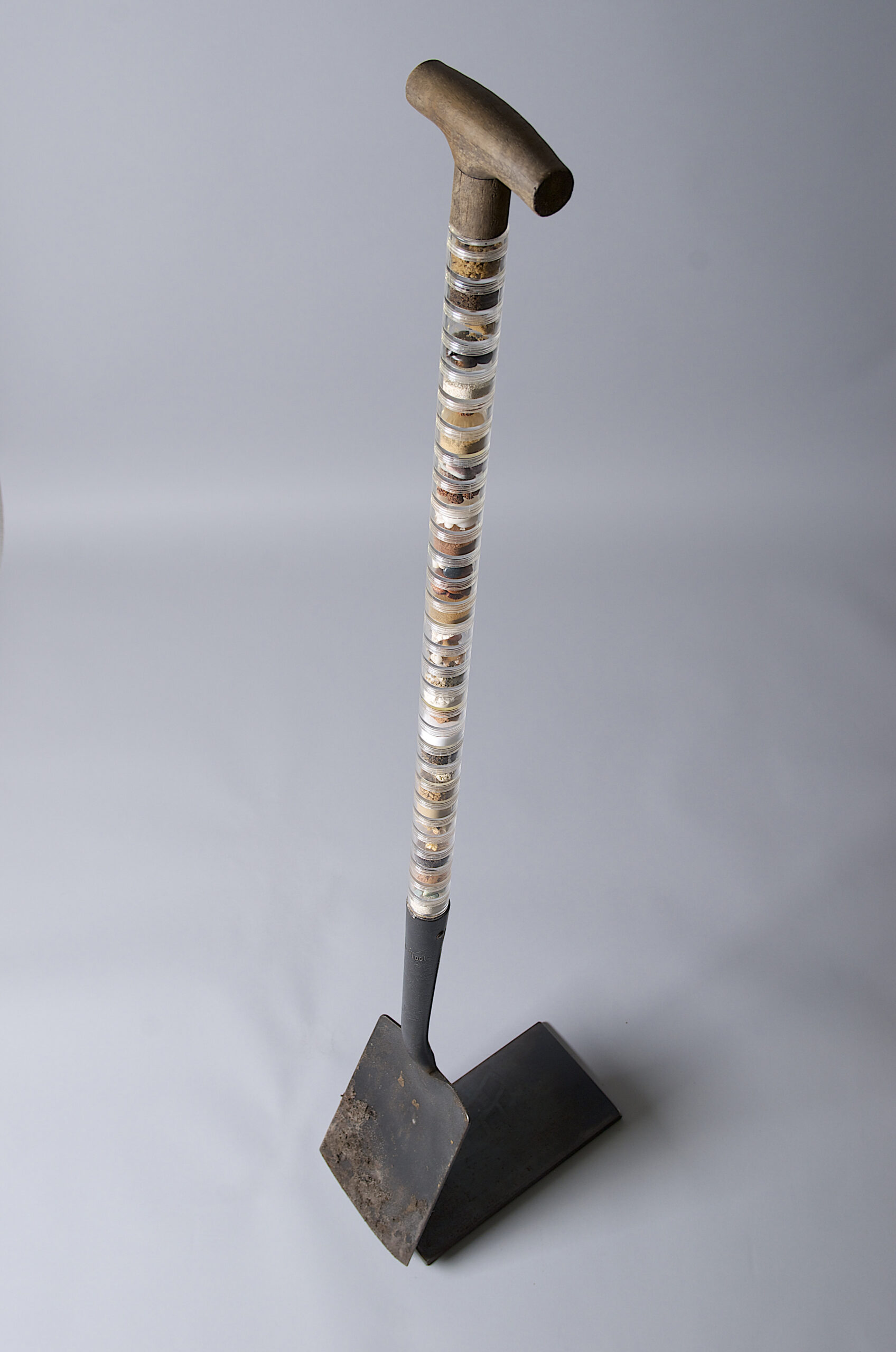 Un-earth-ed, Iron spade, wood, plastic, earth   140x14x30 cm